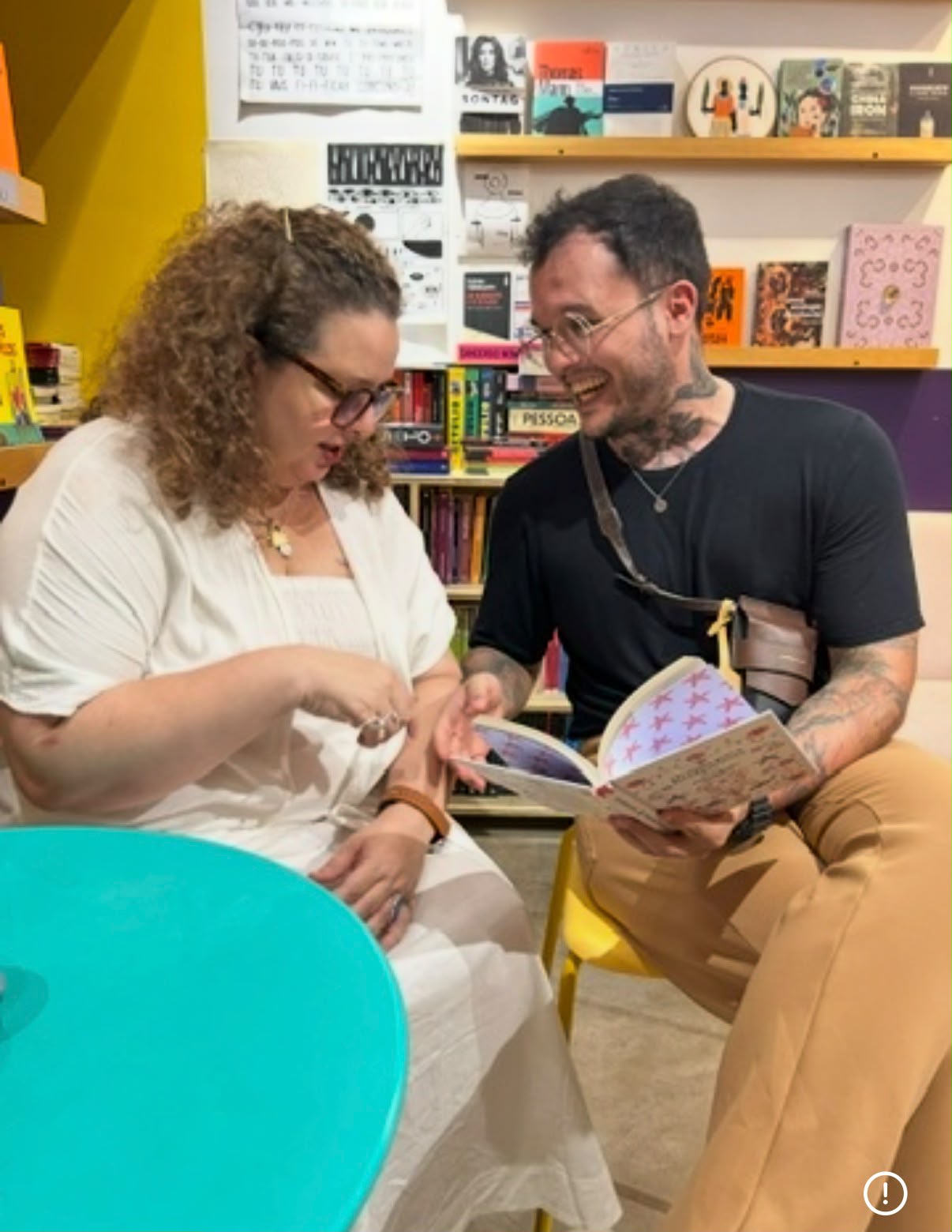 Matheus Niemeyer com a escritora Socorro Acioli no lançamento de Oração para Desaparecer