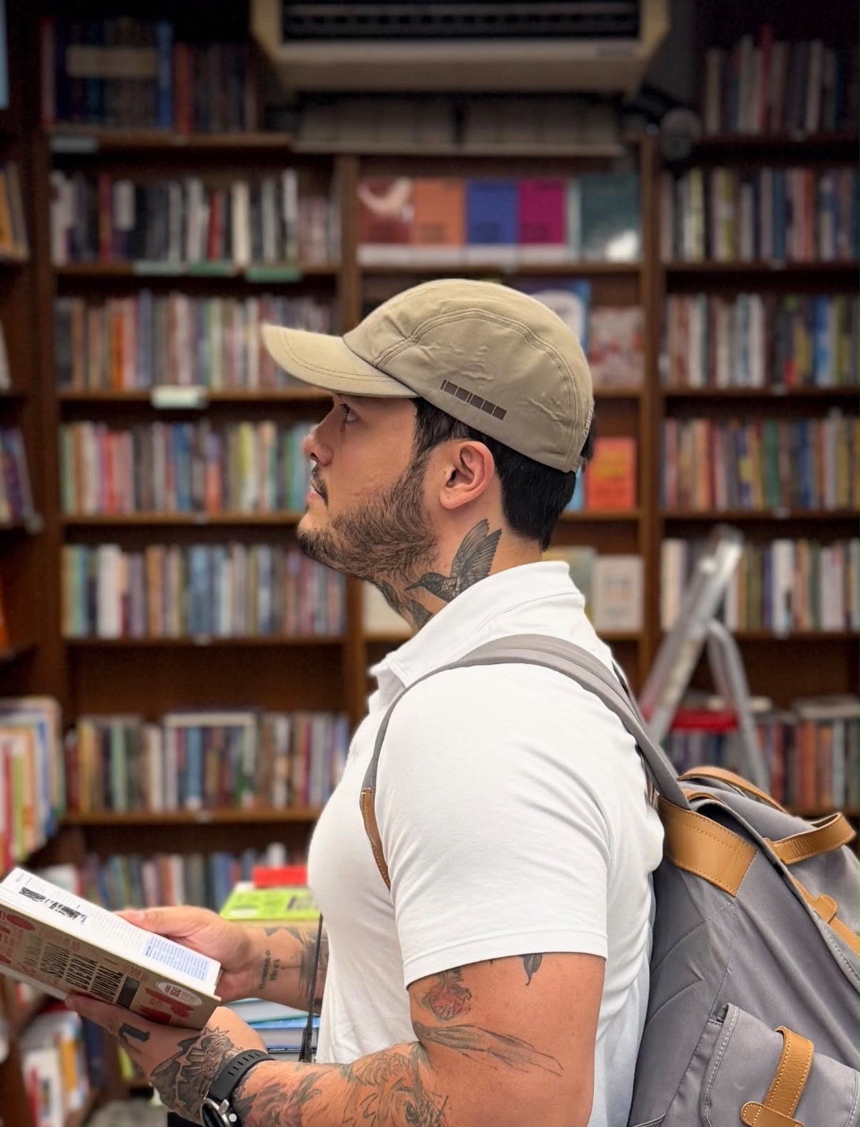 Matheus Niemeyer em um espaço cultural
